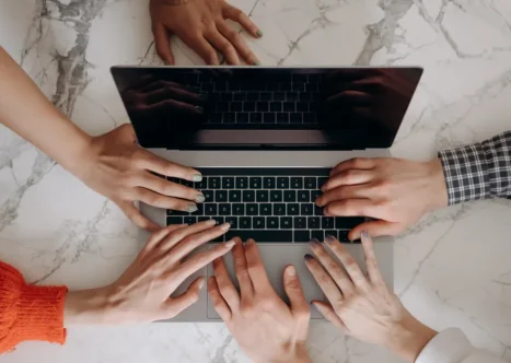 Administrador gestionando juntas online comunidades de vecinos