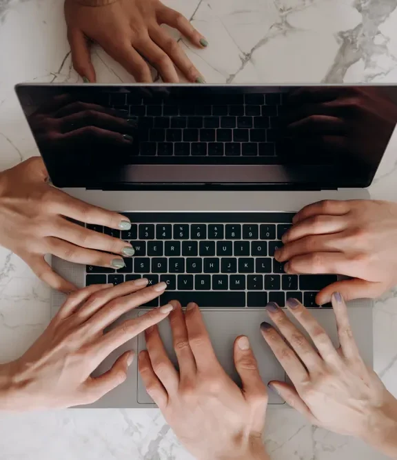 Administrador gestionando juntas online comunidades de vecinos
