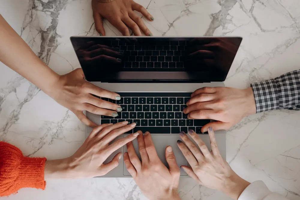 Administrador gestionando juntas online comunidades de vecinos